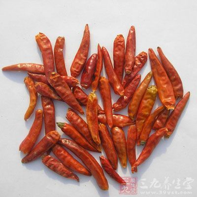 起油鍋倒入辣椒姜蔥蒜爆出香味 起油鍋倒入辣椒姜蔥蒜爆出香味