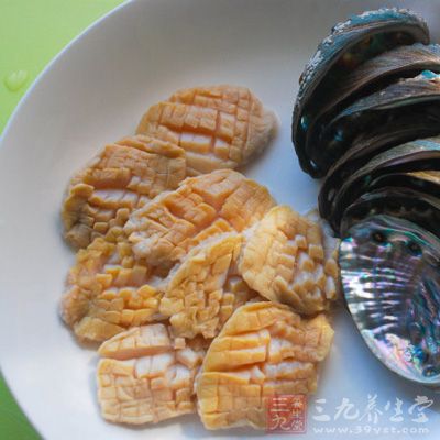 在鮑魚上切上十字花刀，以便入味