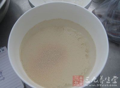 把酵母倒進小碗中用清水溶解掉，並用筷子攪拌均勻，為了下步和入面粉中