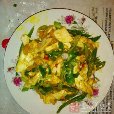 把苦瓜丁、洋蔥丁、尖椒丁放入雞蛋碗中攪拌均勻