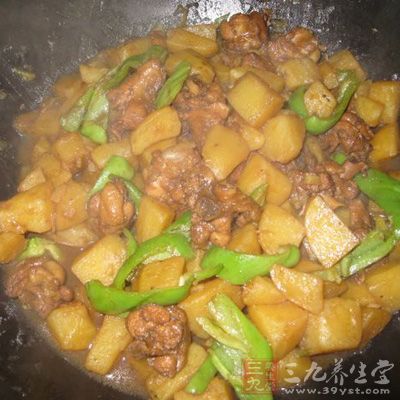 加入青紅椒和鹽等調味料，翻炒均勻收汁