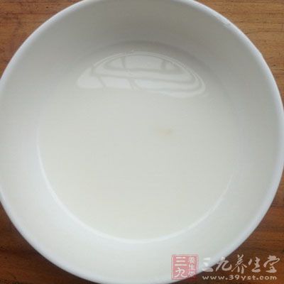 將適量水澱粉攪勻後倒入鍋中 將適量水澱粉攪勻後倒入鍋中