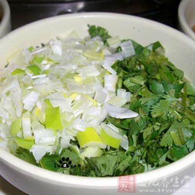 加入蒜末、鹽、胡椒粉調味 加入蒜末、鹽、胡椒粉調味