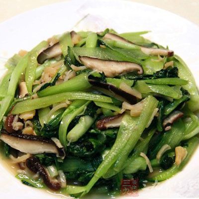 將炒好的香菇倒在擺好盤的油菜上 將炒好的香菇倒在擺好盤的油菜上