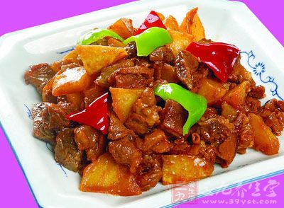 土豆燒肉，是由土豆和五花肉搭配烹饪
