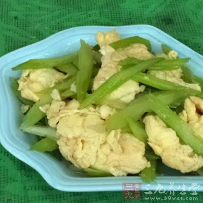隨即倒入炒好的芹菜一起炒,最後加鹽調味,起鍋 隨即倒入炒好的芹菜一起炒,最後加鹽調味,起鍋