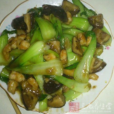 青菜斷生(青菜梗變軟)放鹽和雞精調味即可