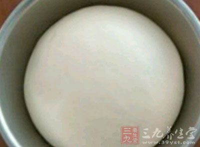 將面粉揉成團,微微收圓 將面粉揉成團,微微收圓