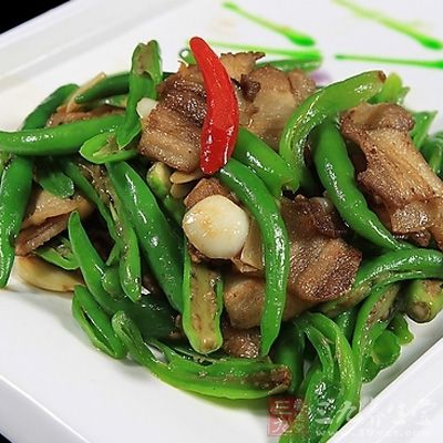 五花肉冷水下鍋，放入蔥結和料酒，煮至8成熟撈出