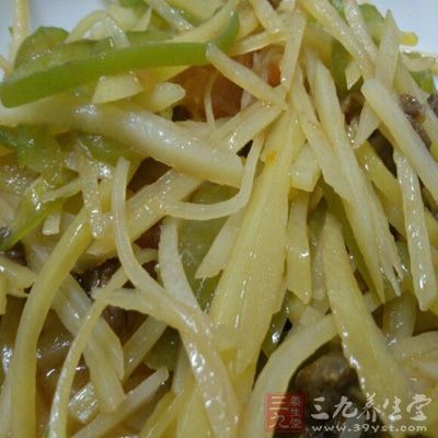 土豆切絲後，在水裡浸一會兒