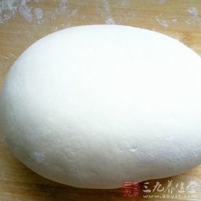 把面團滾成中間凸起的橢圓形狀