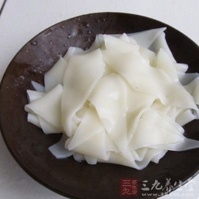把煮八成熟的刀削面過水，撈出刀削面