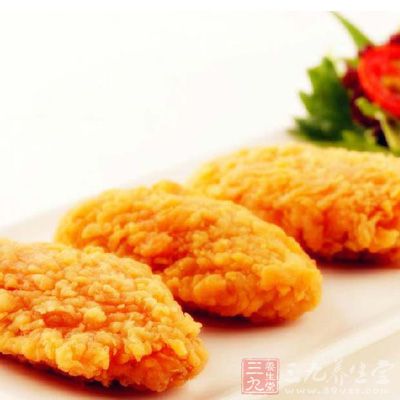 將雞翅一面炸成金黃色翻面炸,直至兩面都呈金黃色撈出 將雞翅一面炸成金黃色翻面炸,直至兩面都呈金黃色撈出