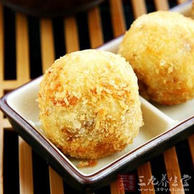 將掛好糊的冰激凌迅速下入鍋中炸成金黃色撈出 將掛好糊的冰激凌迅速下入鍋中炸成金黃色撈出