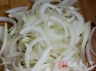 把洋蔥剝皮、切絲 把洋蔥剝皮、切絲