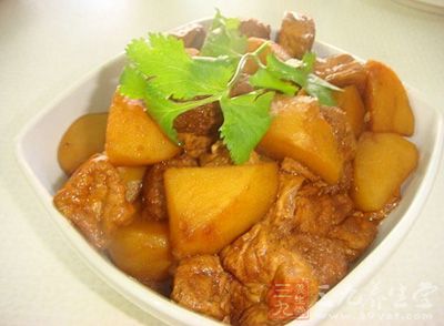 土豆炖肉是中國的民間的一種深受歡迎的家常菜
