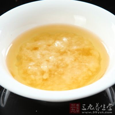 鍋裡放入蒜蓉