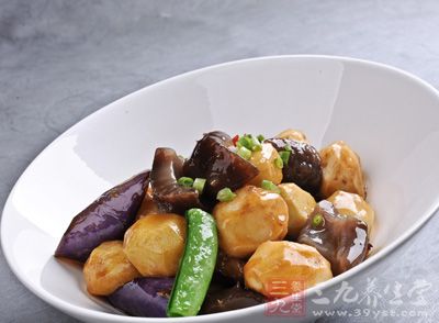 土豆燒茄子是我們日常生活中非常常見的一道家常菜了