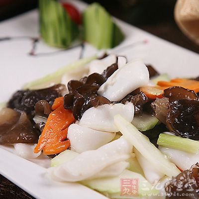 炒鍋中倒入油，加熱至7成熱時，放入木耳片，煸炒半分鐘後