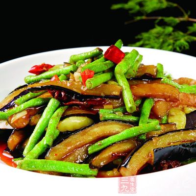 茄子洗淨切成長條狀，用清水浸泡片刻後撈出備用