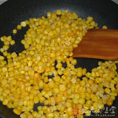 炒的時候不要不停翻拌，要使玉米粒與油充分接觸
