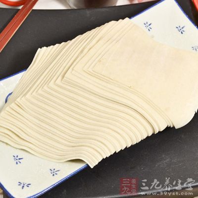 將馄饨皮沿對角線對折 將馄饨皮沿對角線對折