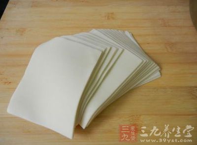 取一張馄饨皮平放於手心 取一張馄饨皮平放於手心