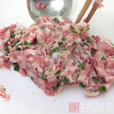 用筷子將餡料往下按壓 用筷子將餡料往下按壓