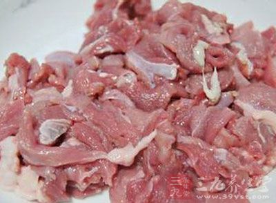將羊肉切成4厘米長、2.5厘米寬的片