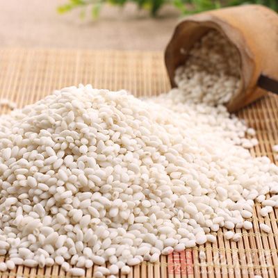 原料：百年栗園油雞1只、糯米一杯