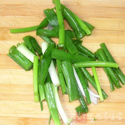 移入石鍋，放剩余蔥段