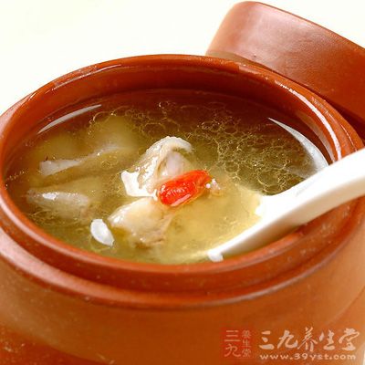 雞湯能夠有效地抑制人體內的炎症以及黏液的過量產生