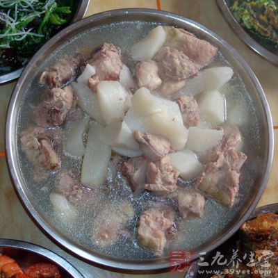 高壓鍋壓好雞湯後,將湯倒入砂鍋,加黨參、當歸、紅棗、枸杞大火燒開 高壓鍋壓好雞湯後,將湯倒入砂鍋,加黨參、當歸、紅棗、枸杞大火燒開