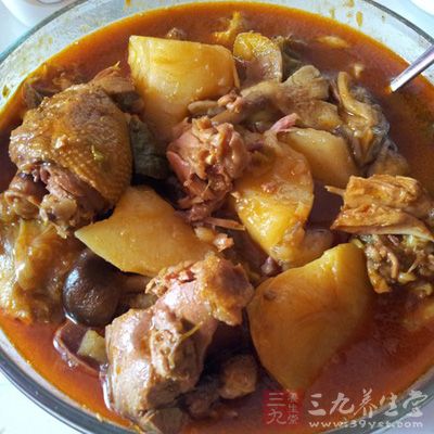 母雞溫水洗淨,把血跡沖淨,切塊(最好選土雞,這種雞長大不靠飼料催肥 母雞溫水洗淨,把血跡沖淨,切塊(最好選土雞,這種雞長大不靠飼料催肥