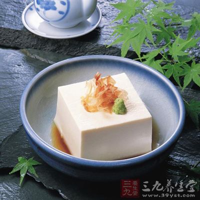 豆腐用刀劃成塊,鍋內倒油燒熱 豆腐用刀劃成塊,鍋內倒油燒熱