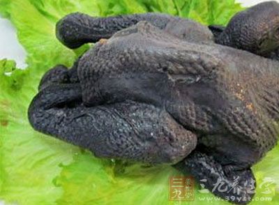 將准備好的烏雞拔去雞毛，去除內髒，放在水池中沖洗，直到沖洗干淨沒有血水為止