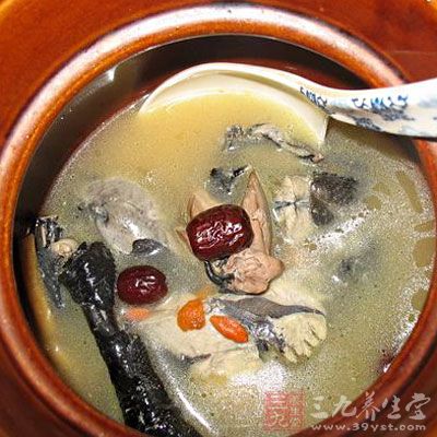 用中火煲3小時後以細鹽調味，即可飲用