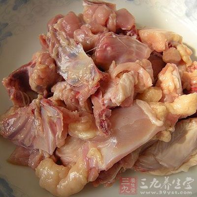 雞肉洗干淨，切成塊