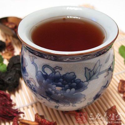 把原料放入清水中冼淨