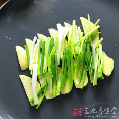 下入蔥段、姜片爆香 下入蔥段、姜片爆香