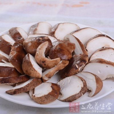 香菇切成兩半 香菇切成兩半