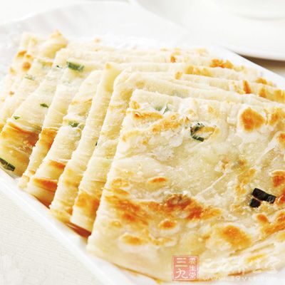 在面片上刷一層薄油,並撒上一層鹽、五香粉 在面片上刷一層薄油,並撒上一層鹽、五香粉