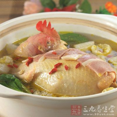 最後再把快蒸熟了的南瓜放入鍋中再炖，這樣香噴噴的雞湯就做好了