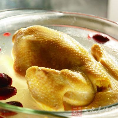 不光是雞，任何肉類炖湯前都應先將主料飛水—就是開水裡煮一下