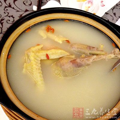 炖雞湯應先大火約10分鐘燒開再轉文火，開的程度應掌握在似開非開