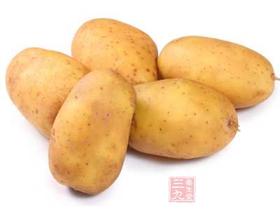 原料:雞腿2個、土豆2個 原料:雞腿2個、土豆2個