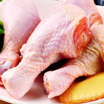 把雞腿肉塊焯水備用 把雞腿肉塊焯水備用