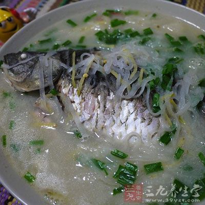 待魚湯變為白色,放入粉絲,加鹽、雞精、蔥花 待魚湯變為白色,放入粉絲,加鹽、雞精、蔥花