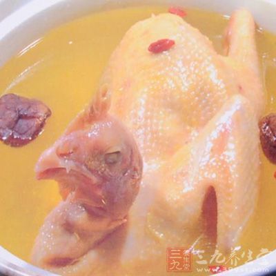 鹽只搓在雞皮部分，不要讓鹽接觸雞肉的部分