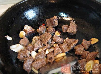 在炖牛肉時可適量的加一些酒和醋，能夠讓肉質更加嫩滑好吃